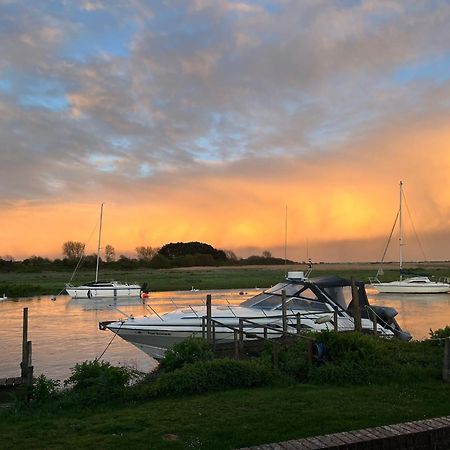 Hot Tub With A View - Christchurch Harbour Exteriör bild